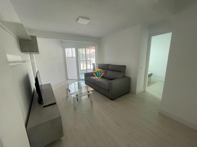 ¡Oportunidad única en la Costa Blanca! Apartamento reformado a solo pasos de la Playa de Levante. photo 0