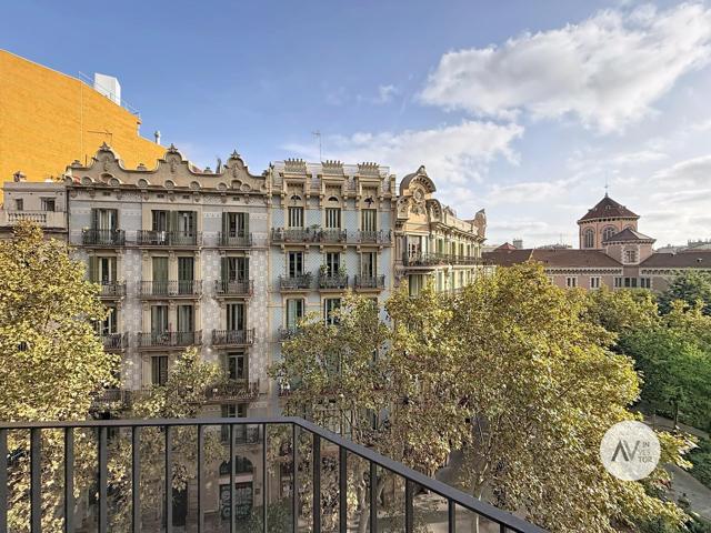 Encantadora vivienda en Enric Granados, en pleno corazón del Eixample photo 0