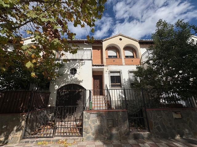 Casa con patio y muchas posibilidades en Huétor Vega photo 0