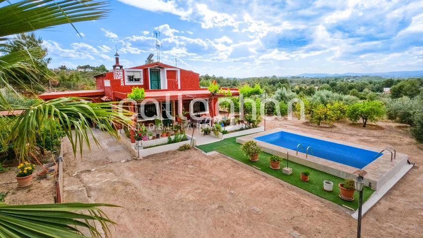 Chalet independiente con piscina y jardín en Montserrat photo 0