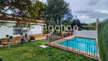 Chalet independiente con piscina en una parcela de 1.041m2 photo 0