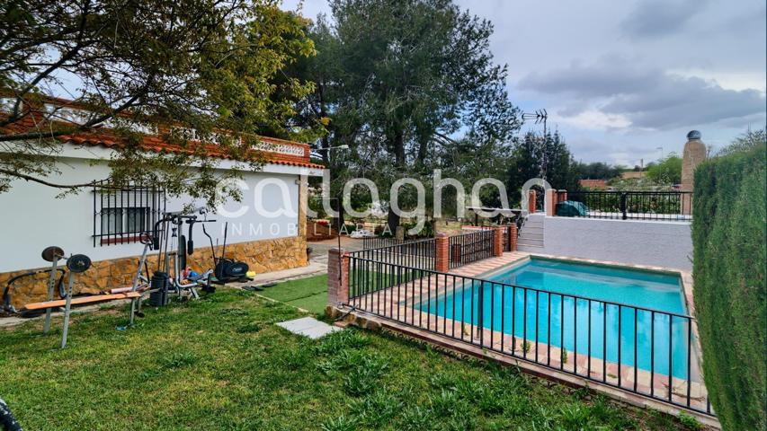 Chalet independiente con piscina en una parcela de 1.041m2 photo 0