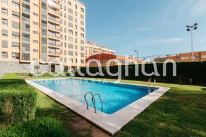 Luminoso piso de 1 dormitorio con balcón, piscina y garaje en zona privilegiada photo 0