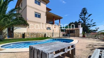 Chalet en venta con piscina en la Urbanización Altury. photo 0