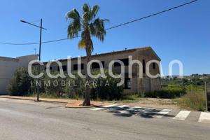 Oportunidad Única de Inversión en el Corazón de Llombai – Antigua Granja con Gran Potencial Comercial photo 0