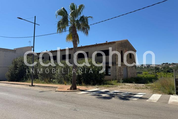 Oportunidad Única de Inversión en el Corazón de Llombai – Antigua Granja con Gran Potencial Comercial photo 0