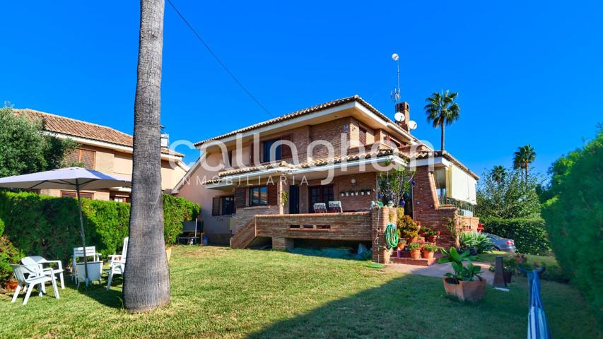 Chalet exclusivo con vistas al mar y acceso directo a la playa photo 0