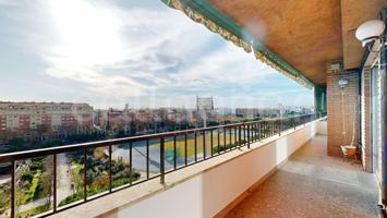 Vivienda exclusiva con vistas privilegiadas al skyline histórico de Valencia photo 0