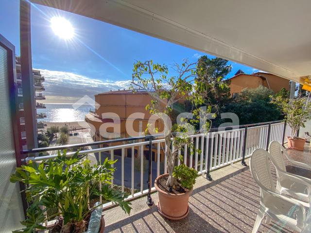 ¡Oportunidad Única en Fenals, Lloret de Mar! Apartamento en Primera Línea de Mar con Vistas photo 0