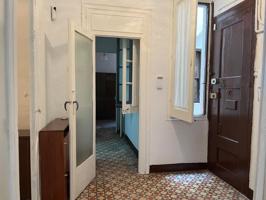 Piso con techos altos y balcón en el Raval – muchas posibilidades photo 0