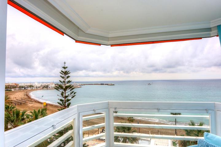 Excepcional y único apartamento en primera línea de playa photo 0