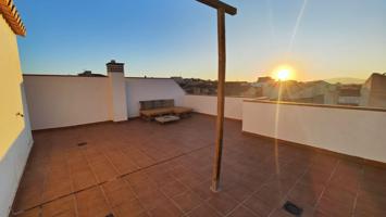 Ático con gran terraza junto a la plaza de la iglesia en Gabias photo 0