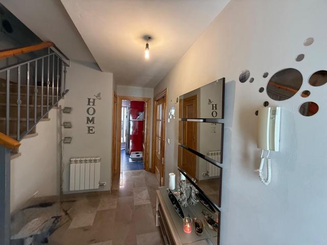 Venta de chalet adosado en el centro de Gojar. photo 0