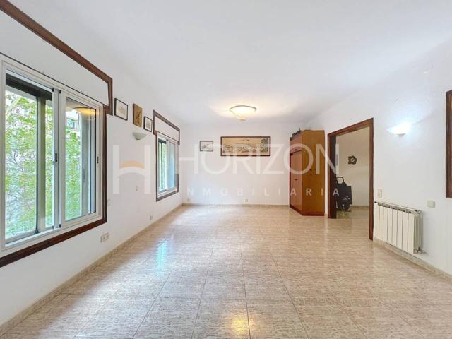 PISO GRANDE A REFORMAR CON MUCHAS POSIBILIDADES EN CARRER VALENCIA photo 0