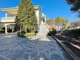 CASA INDEPENDIENTE CON JARDÍN Y PISCINA EN VENTA EN CANOVELLES photo 0
