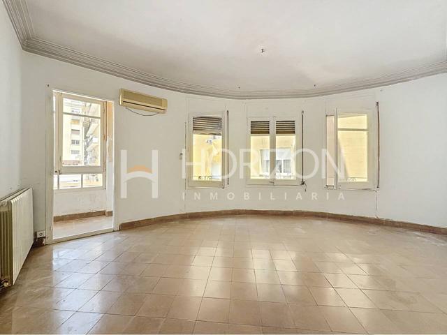 Piso exterior de 132 m² con gran potencial junto a la Sagrada Familia photo 0