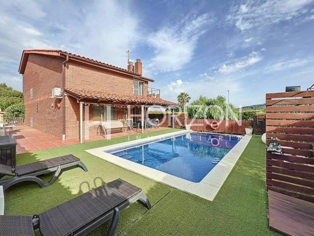 ESPECTACULAR CASA CON PISCINA Y JARDÍN EN CORBERA DE LLOBREGAT photo 0