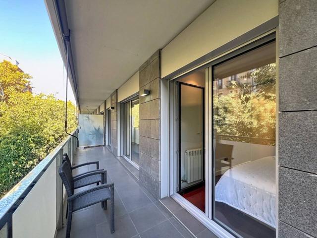 Piso reformado con una terraza y un patio en finca moderna de 2010 con ascensor, ubicado en el corazón del Eixample Esqu photo 0