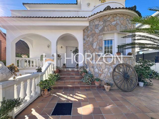 Exclusiva Casa Independiente con Piscina y Vistas en Zona Residencial Privilegiada photo 0