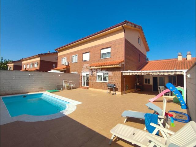 Espectacular y amplio chalet con piscina en Alovera photo 0