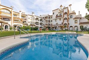 Piso de 2 Dormitorios, cerca de playa y comodidades con acceso directo a jardines y piscina photo 0