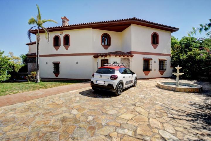 UBICACIÓN CENTRAL A TODO! Descubra la Villa de sus Sueños en Venta en Benalmádena Costa photo 0