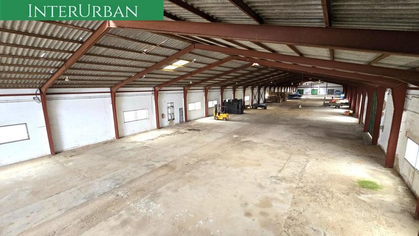 Nave industrial de 2.500 m² en Lliria con acceso camiones, oficinas y zona de carga photo 0