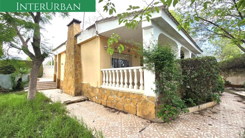 Chalet con piscina y jardín consolidado en zona residencial de Llíria photo 0