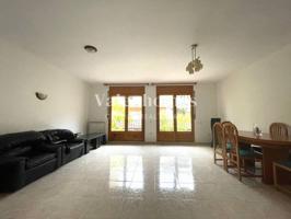 Descubre la casa perfecta para ti en Solsona, con diferentes zonas exteriores y gran garaje. photo 0
