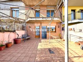 Descubre la casa perfecta para ti en Solsona, con diferentes zonas exteriores y gran garaje. photo 0