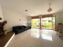 Descubre la casa perfecta para ti en Solsona, con diferentes zonas exteriores y gran garaje. photo 0