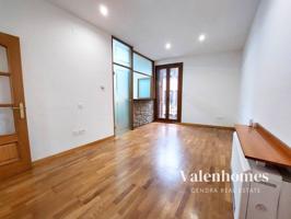 Vive en una de las mejores zonas de Vic, piso en venta en Caputxins–Hospital. photo 0