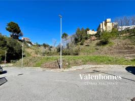 Parcela esquinera en venta en Castellar del Vallès, amplitud, orientación y entorno inmejorable. photo 0