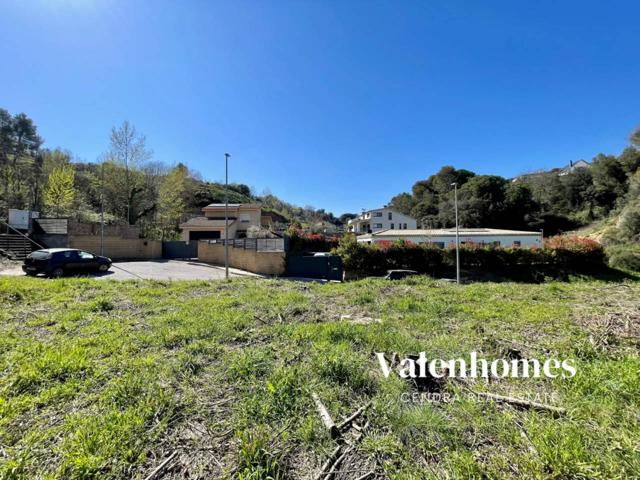 Parcela esquinera en venta en Castellar del Vallès, amplitud, orientación y entorno inmejorable. photo 0