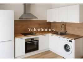 Piso totalmente reformado con diseño moderno y balcón. photo 0