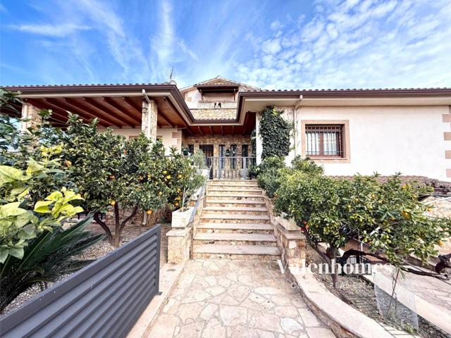 Preciosa casa de estilo rústico en venta en Castellar del Vallès photo 0