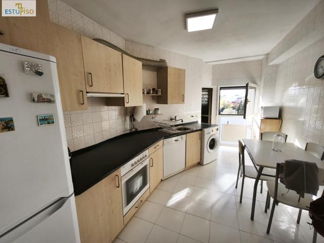 EN EXCLUSIVA - PISO en Calle JOSE ACHOTEGUI-Cerca Avenida Gasteiz y Hospital Txagorritxu-135 m2-4 habitaciones-Amplio Salón Comedor y Cocina-3 Ascensores-O: Este photo 0