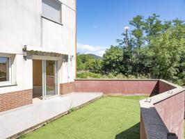 Piso en venta en Santa Pau photo 0