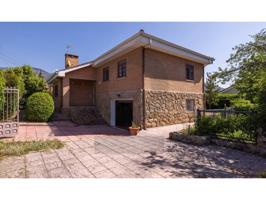 Chalet independiente en venta en La Ponderosa Manzanares El Real con jardín y garaje photo 0