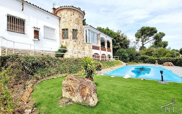 Amplia casa con jardín privado, piscina y bonitas vistas al entorno y al mar. photo 0