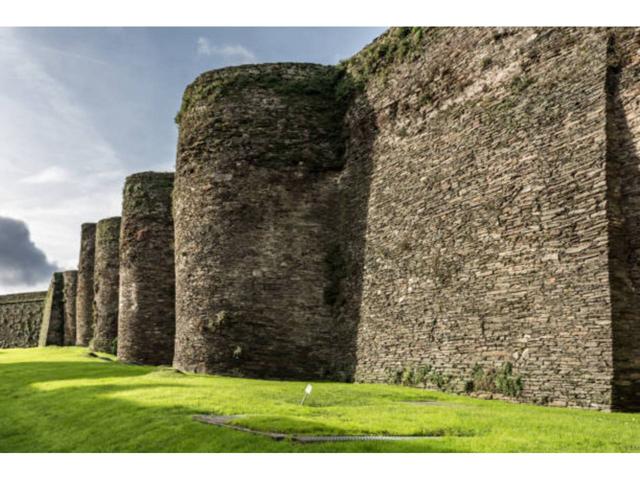 Se traspasa por jubilación Clínica Dental consolidada en Lugo. photo 0