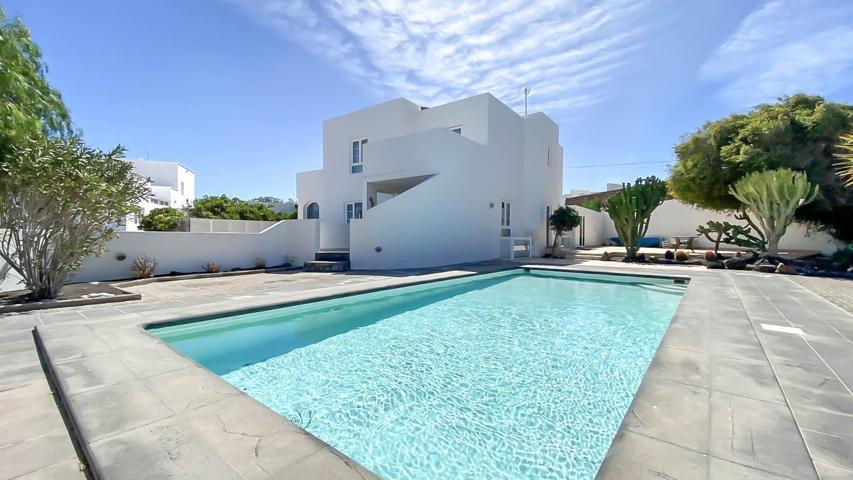 hermosa casa independiente con 2 apartamentos y piscina photo 0