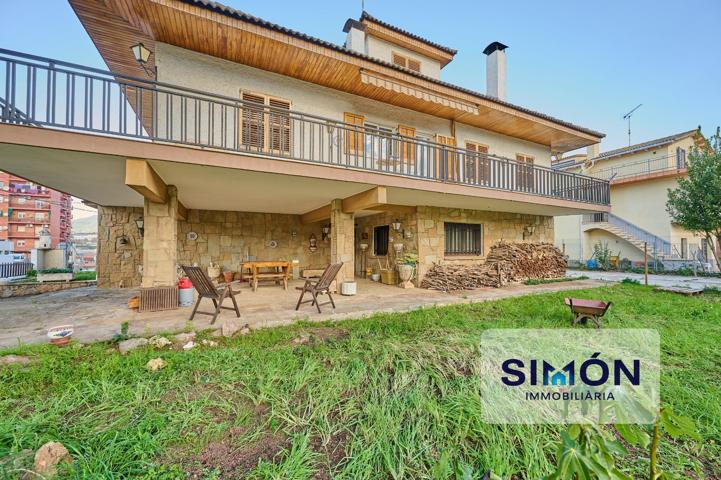 Fantástica casa muy bien ubicada en Artés, con 7 habitaciones, 4 baños, 2 salones, terraza y jardín photo 0
