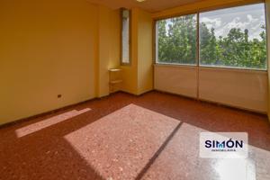 Magnífico local de 76 m², luz natural y 3 salas, en el passeo Pere III, centro de Manresa. photo 0