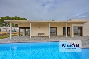 Espectacular chalet seminuevo de 322m² en una planta! 7 hab., 5 baños, garaje, jardín i piscina! photo 0