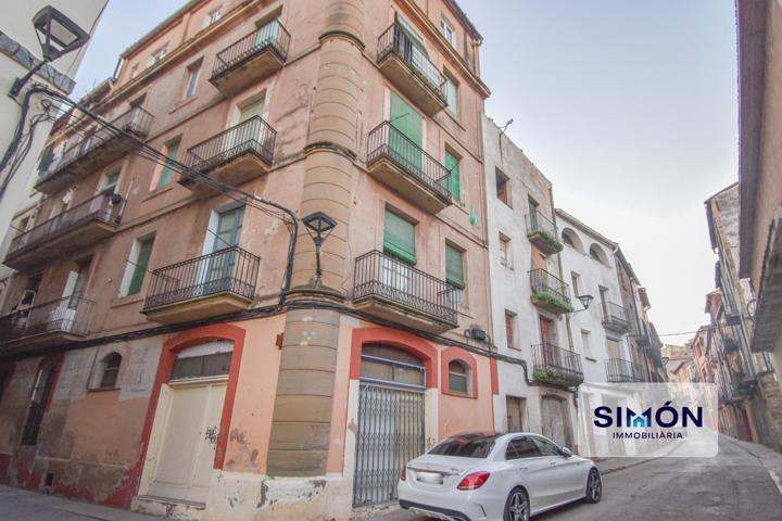 ¡Edificio de 629 m2 para inversores, alquilado en el centro de Artés! photo 0