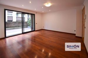 Fantástico piso seminuevo de 3 habitaciones con amplia terraza y parking, en el centro de Manresa! photo 0