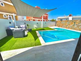 Chalet moderno en Gran Alacant con piscina privada y amplios espacios photo 0