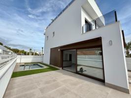 Exclusivo Chalet Reformado en La Marina con Piscina Privada y Vistas al Mar photo 0