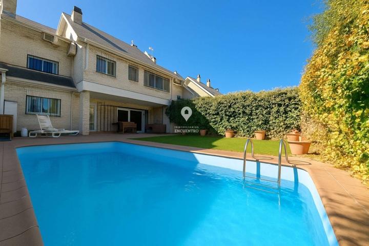Chalet adosado en venta en Pozuelo de Alarcón photo 0